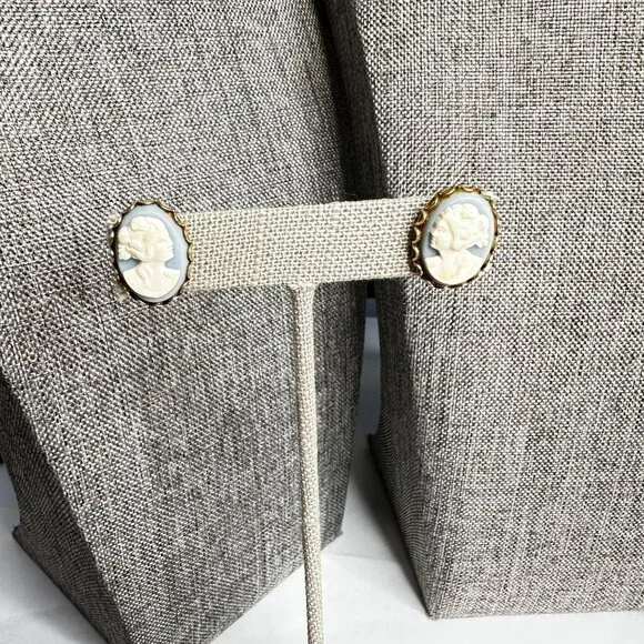 Vintage Gold Tone Blue & White Cameo Screw-back Earrings Mid-Century Modern MCM - Picture 5 of 9